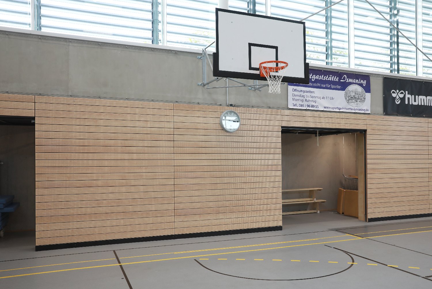 Sichtbetonwände in Sporthalle und Sitzmauern im Außenbereich vor ...